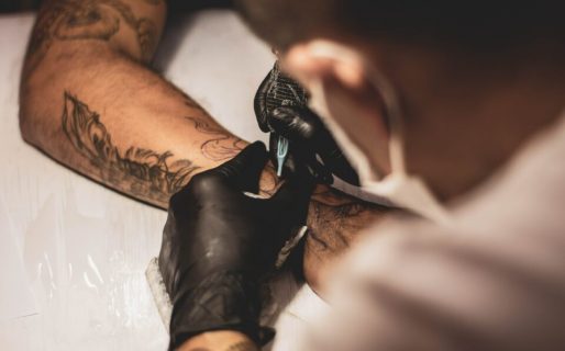 Quiso tatuarse la fecha de nacimiento de su hija, pero cometió un error imperdonable