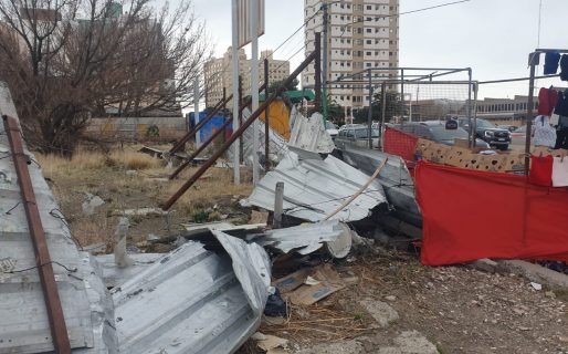 Vendedores ambulantes reclaman medidas de seguridad ante la presencia de chapas sueltas