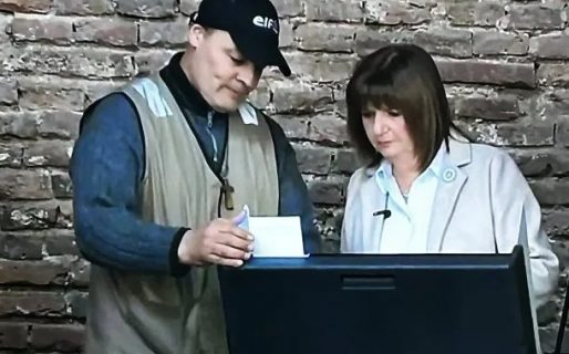 Patricia Bullrich tuvo que pedir ayuda para el voto electrónico