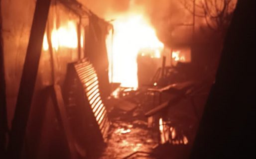 Incendió su casa por prender un cigarrillo cerca de unos bidones de combustible