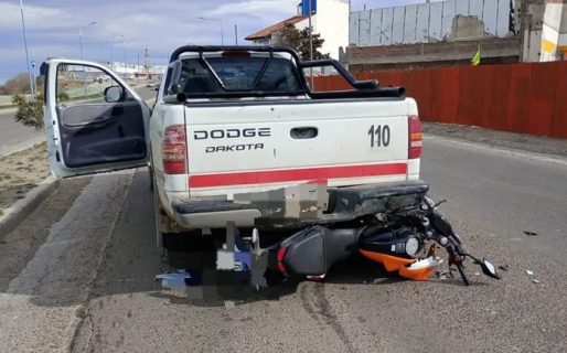 Fatal accidente: un motociclista murió tras chocar contra una camioneta