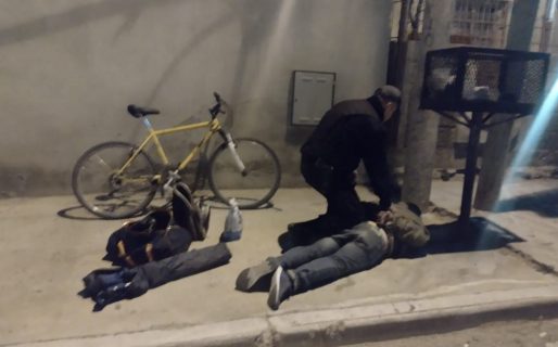 Caminaban por la vía pública con elementos robados, hasta que se encontraron con la policía