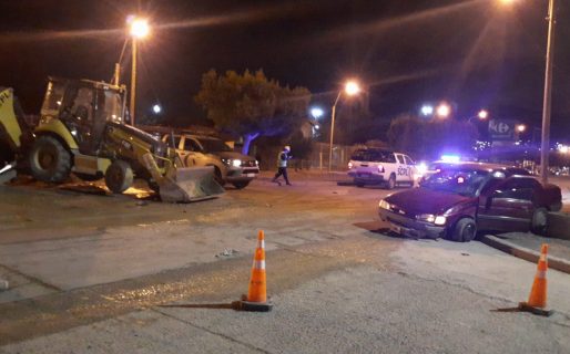 Un auto chocó bruscamente contra una máquina retroexcavadora