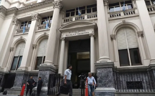 El BCRA devaluó: dólar mayorista a $350 fijo hasta las elecciones y suba de tasa al 118 por ciento