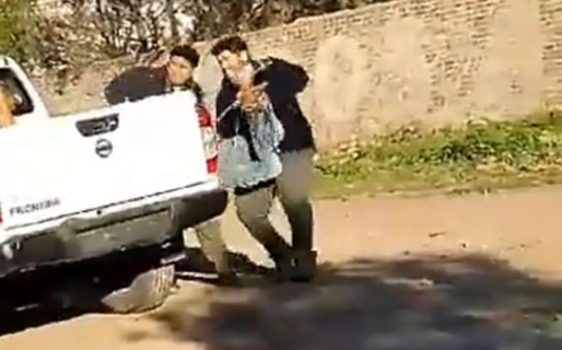 Vecinos atraparon a un ladrón, lo ataron con una soga y lo tiraron en la caja de un patrullero