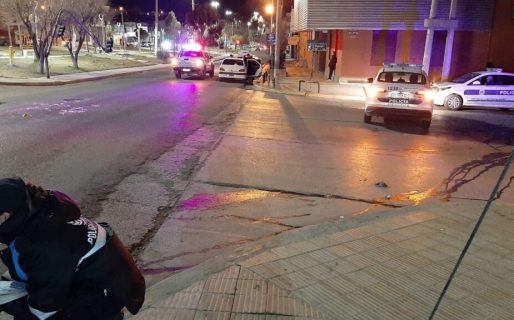 Chocó un auto dejando herida a una mujer y escapó del lugar