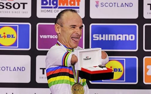 Ciclismo paralímpico: le dieron de regalo un reloj a un hombre sin brazos