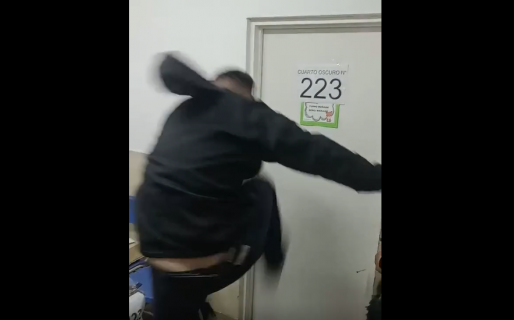 El tremendo momento en que un cuarto oscuro queda cerrado y lo tienen que abrir de una patada