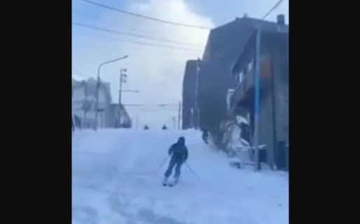 Por el temporal en Ushuaia, las calles se llenaron de nieve y un hombre esquió en medio de una avenida
