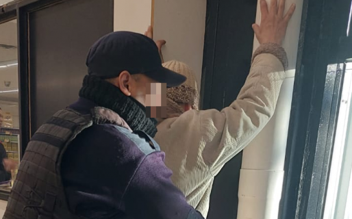 Intentó salir del supermercado con dos paquetes de colita de cuadril entre sus prendas