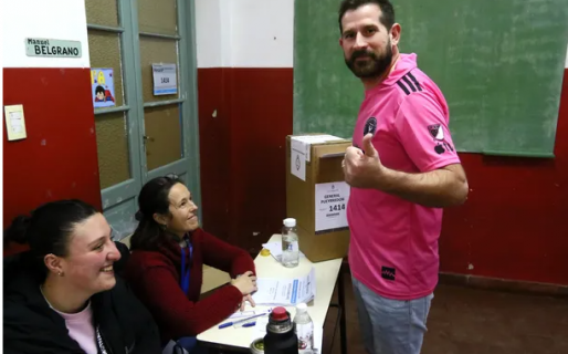 Un doble de Leo Messi votó y las redes estallaron