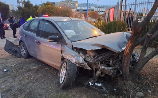 Dos vehículos protagonizaron un violento choque en la avenida Hipólito Yrigoyen