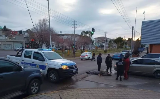 Lo atropellaron, sufrió una fractura en su pierna y se negó a ser atendido por los médicos