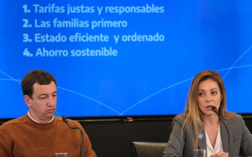 El Gobierno analiza si habrá aumentos en YPF y en las tarifas de gas y electricidad por la suba del dólar