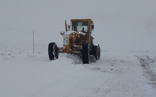 Piden precaución para circular por rutas ante calzada con nieve, barro y agua en algunos sectores