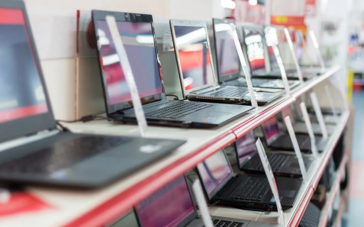 La suba del dólar impactó en los precios de las computadoras: “Muchos cancelaron sus compras”