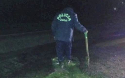 Policías chubutenses terminaron tapando con una pala los pozos de la Ruta 40