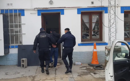 Un hombre agredió a su pareja y también golpeó a un efectivo policial