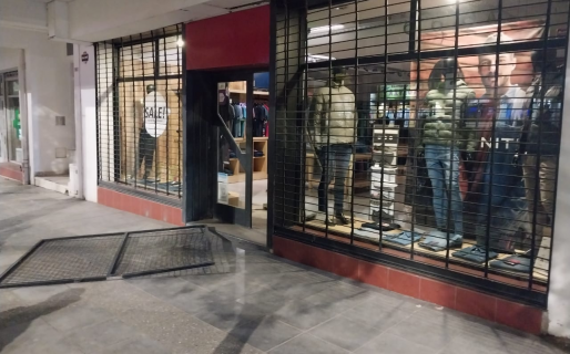 Robaron un local de ropa con una copia de las llaves del comercio