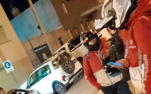 Un motociclista de delivery fue atropellado por una camioneta en pleno centro