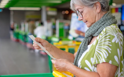 La AFIP aumentó el tope del reintegro del 15% a las compras con tarjeta de débito de jubilados y AUH