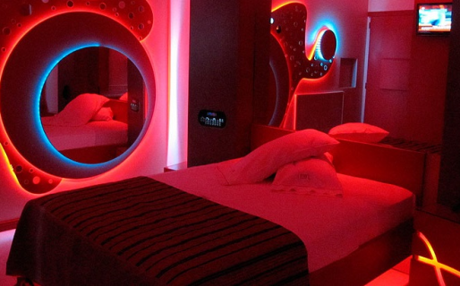 Una pareja fue a un «telo» y se robaron un TV, un espejo y un celular