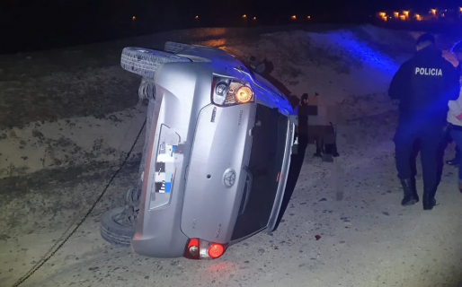 Perdió el control de su vehículo y terminó volcando en un camino alternativo