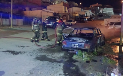 Se quemó por completo un auto que estaba estacionado en plena calle