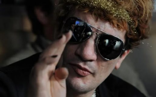 Se viralizó una foto de Pity Álvarez mientras hacía un trabajo de reparación en una casa