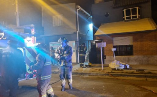 Una pareja y sus hijos se salvaron de un incendio gracias a la advertencia de uno de los menores