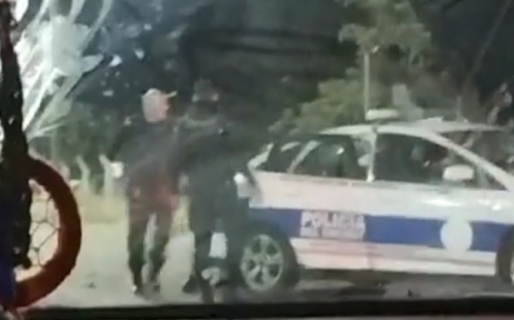 Un policía fue atrapado robando un neumático