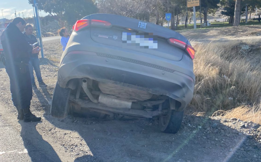 Otro vehículo terminó enterrado a un costado de la Plaza del Viento
