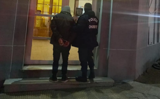 Dos hombres se robaron el frasco de propinas de un restaurante céntrico