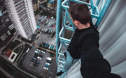 Un escalador urbano murió al caer al vacío cuando se grababa para sus redes