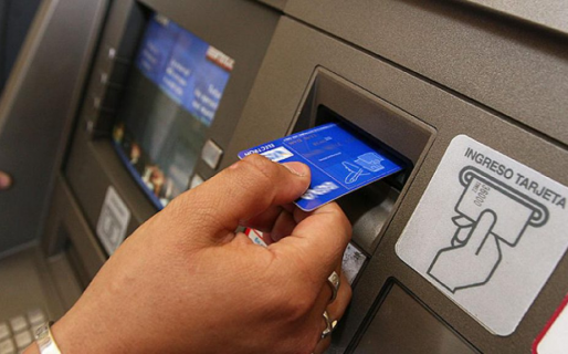 Encontró una tarjeta de débito en un cajero y le sacó a un jubilado casi 100.000 pesos