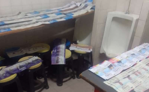 En un colegio votaron en el baño