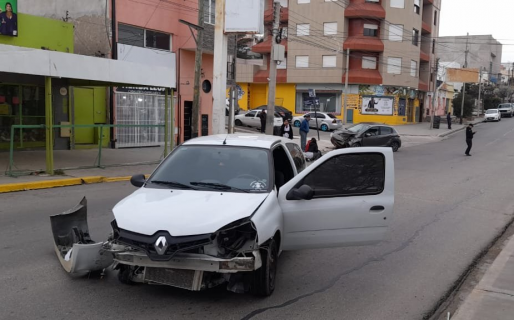 Choque en Av. Rivadavia y Pastor Schneider