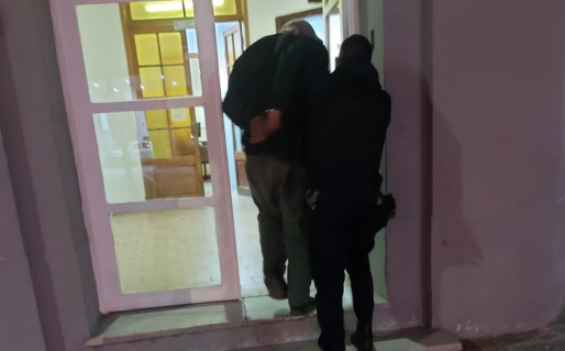 Robó elementos de un auto, incluyendo una cubierta de auxilio, fue identificado y terminó detenido