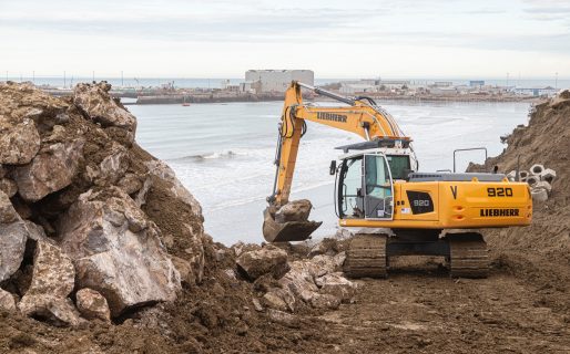 Llegó el material rocoso para proteger el pie del talud donde colapsó la Ruta 3