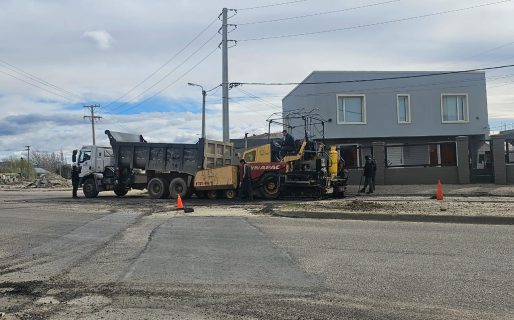 Tras las quejas de los vecinos de Km 5 por el estado de las calles, comenzaron a asfaltar los baches