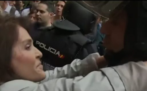 Un policía denunció por abuso sexual a una manifestante por un beso no consentido en la boca