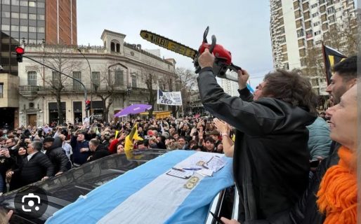 Peligroso: Javier Milei agitó una motosierra prendida en una caravana