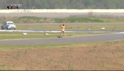 Insólito: un hombre invadió la pista y se desnudó en plena carrera de Fiat 600