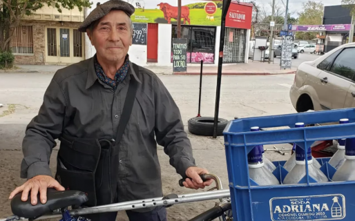 “Dejé de comer carne”: cobra $52 mil de jubilación y reparte cajones de soda en bici para llegar a fin de mes