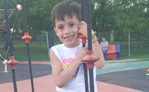 Lucio tiene 7 años, necesita operarse para no perder la vista y su familia debe comprar una costosa prótesis