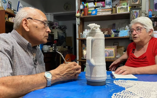 Son jubilados, juntan latas para vender y tuvieron que pedir dos préstamos para pagar la luz, el gas y el agua