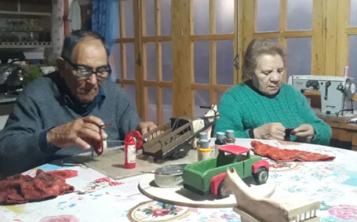 Dos abuelos fabrican juguetes de madera y los regalan: “Nos alegra el alma”