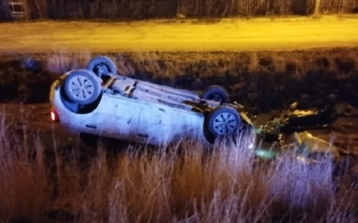 Un remisero persiguió a un auto que lo chocó hasta que terminó volcado en km. 8