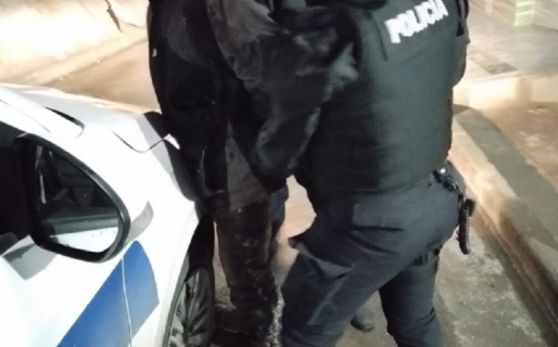 Policías lo reconocieron, tenía captura y quedó detenido