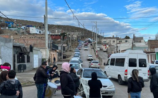 Padres del CPB ‘Los grillitos’ realizan cortes intermitentes en el Centenario: «hace dos meses no hay actividades»